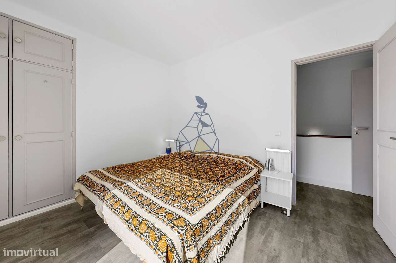 Apartamento Duplex T3 mobilado,  3 casa de banho ,Terraço, Vista Mar A-27