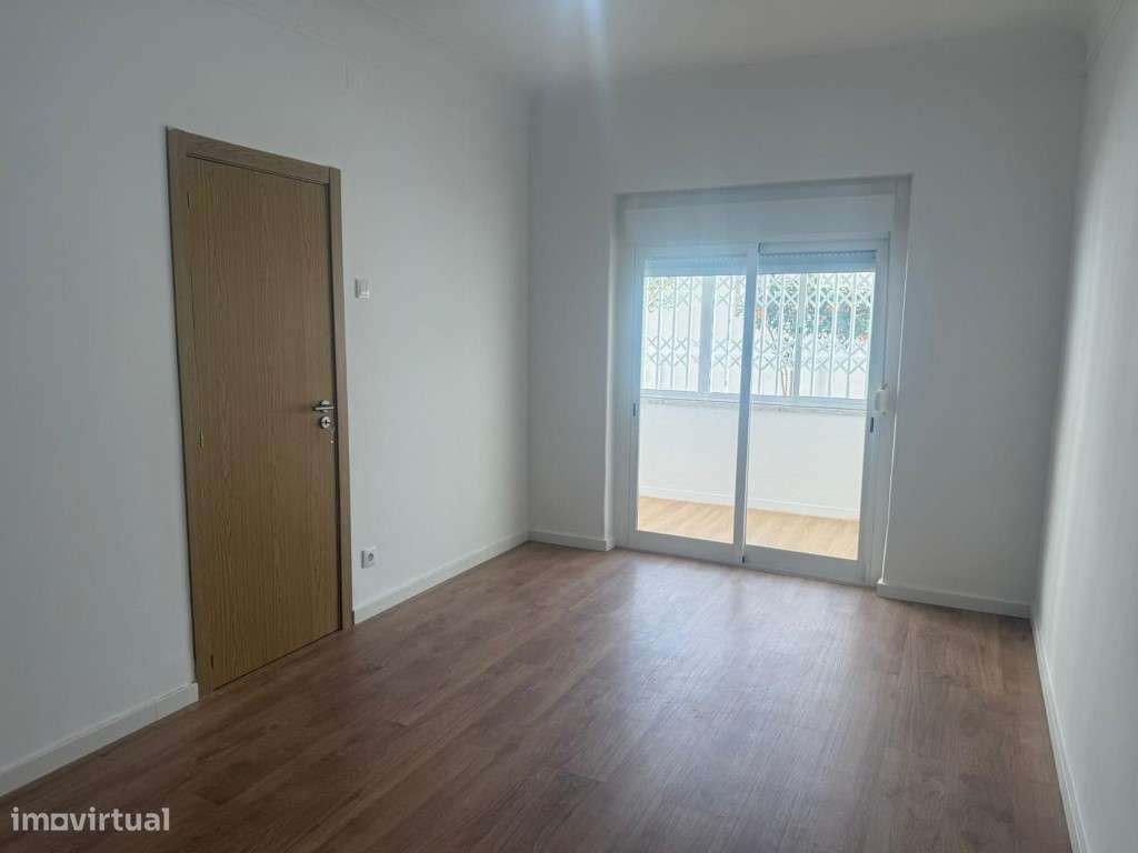 Apartamento T2 totalmente remodelado, com excelente área exterior -...-8