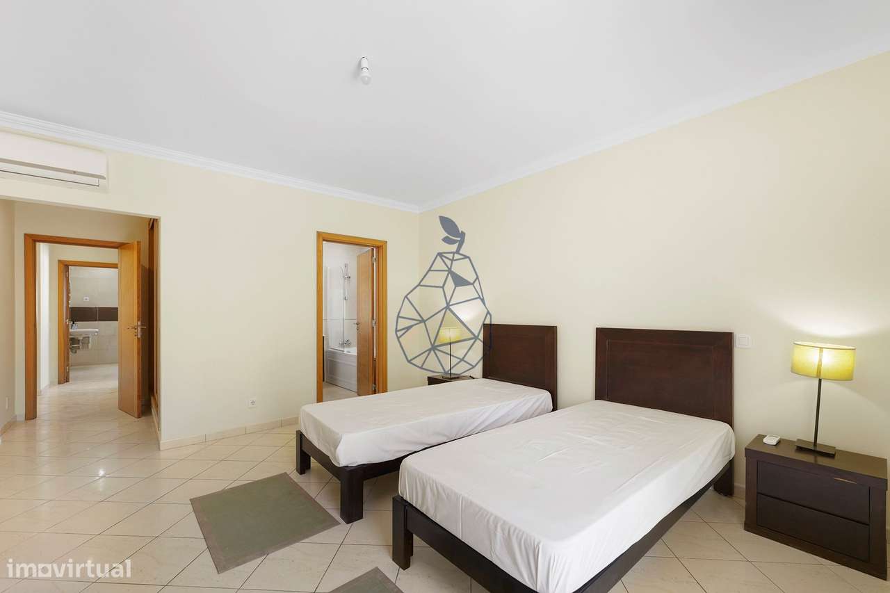 Moradia T5 com Piscina Privada, Jardim e 5 Suites em Montechoro, Albuf-43