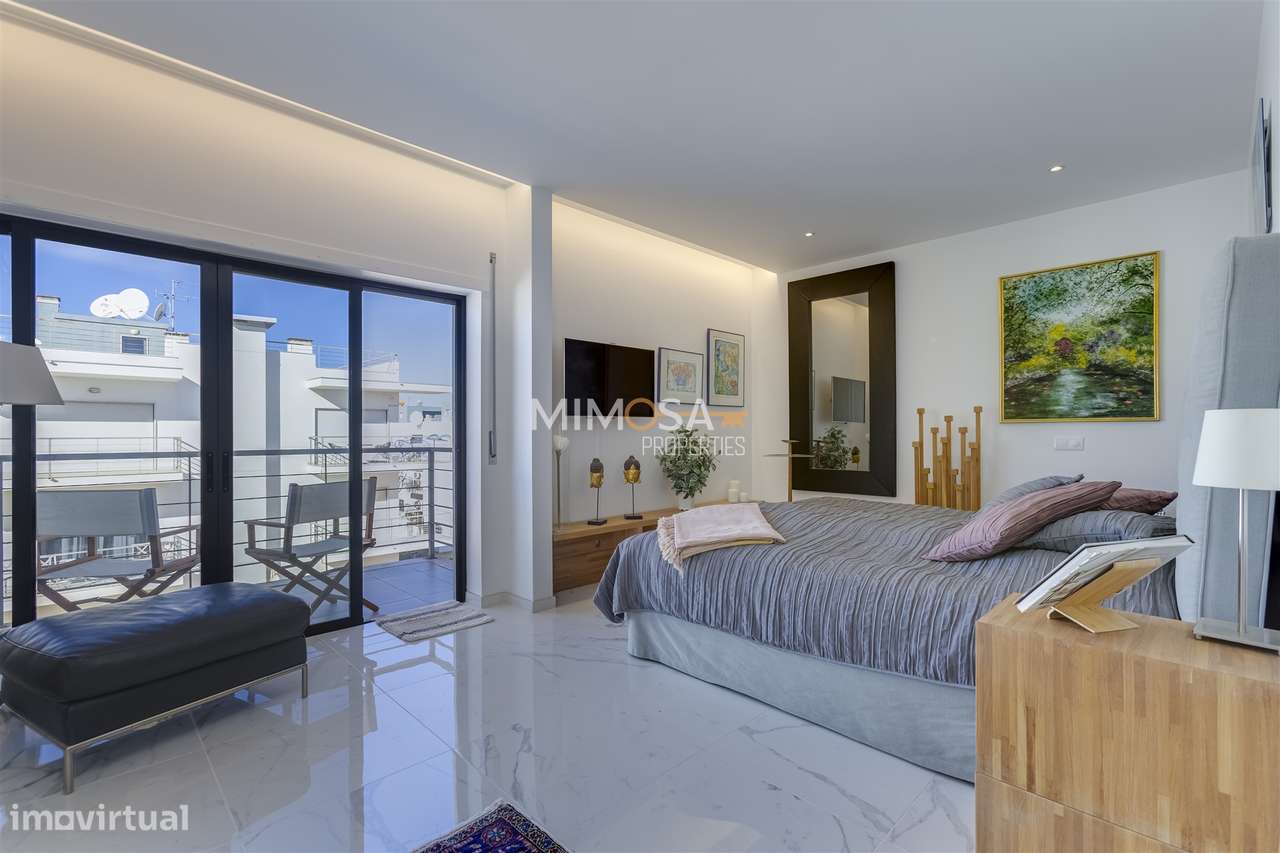 Cobertura exclusiva no Meia Praia T3 com um amplo terraço no último pi - Grande imagem: 5/53