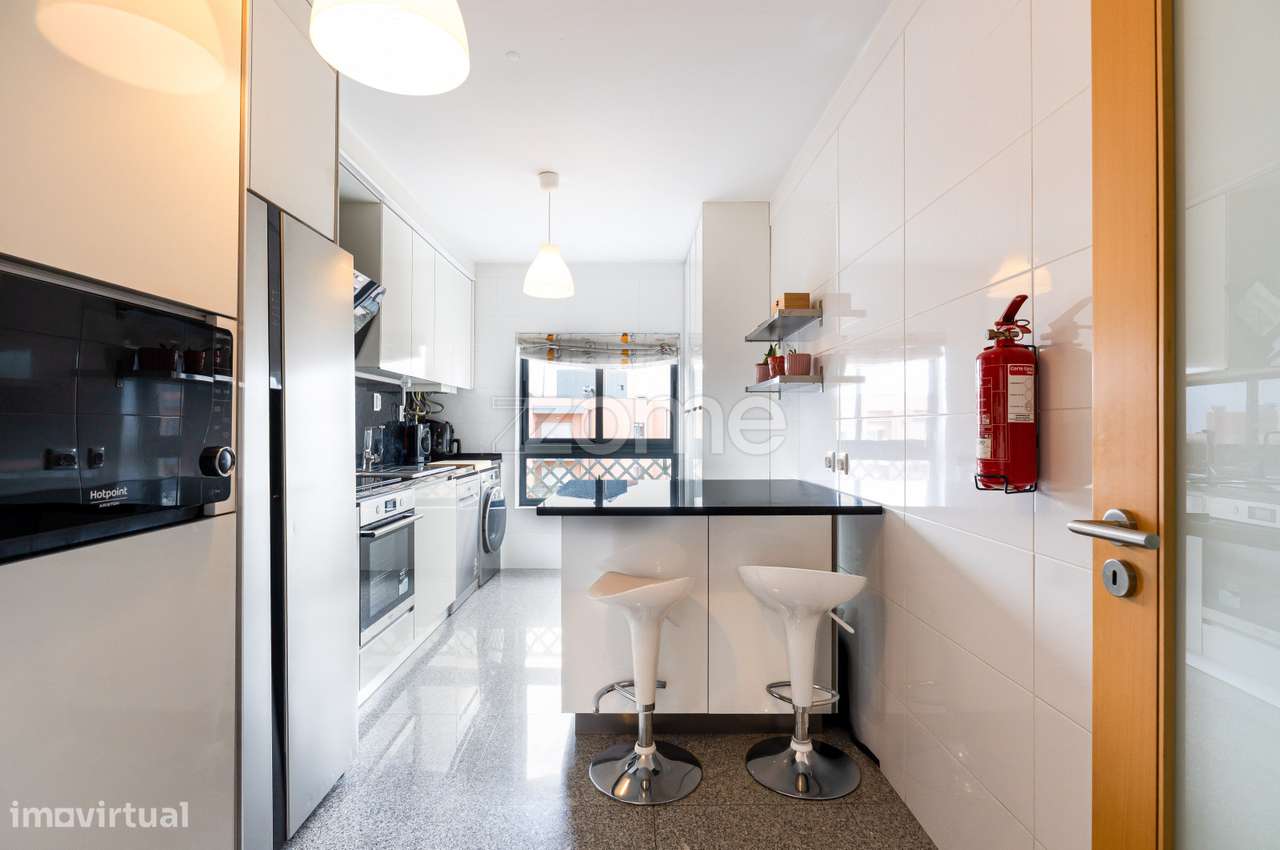 Apartamento T2 remodelado no último piso com garagem e arrumos - Grande imagem: 4/19