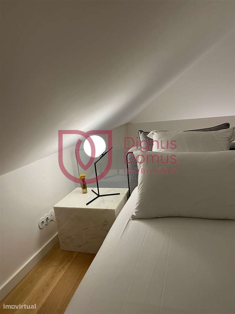 Elegante apartamento T0 Mezanine num Edifício Centenário no Largo do C-14