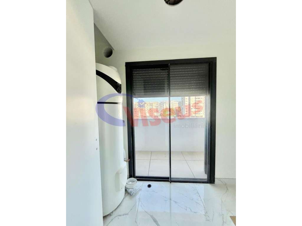 Apartamento T3 Penthouse Coimbrões-24