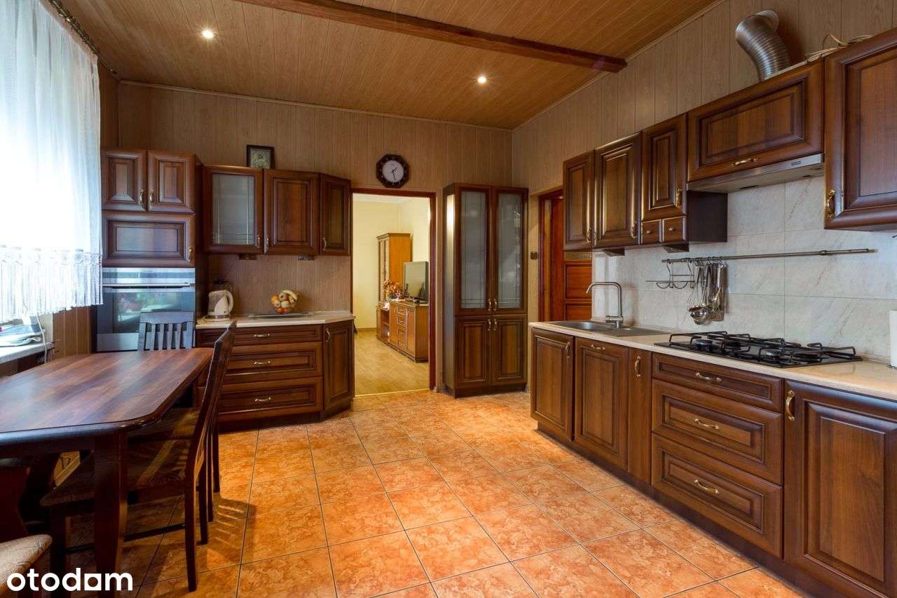 Dom z garażem i budynkiem gospodarczym-7