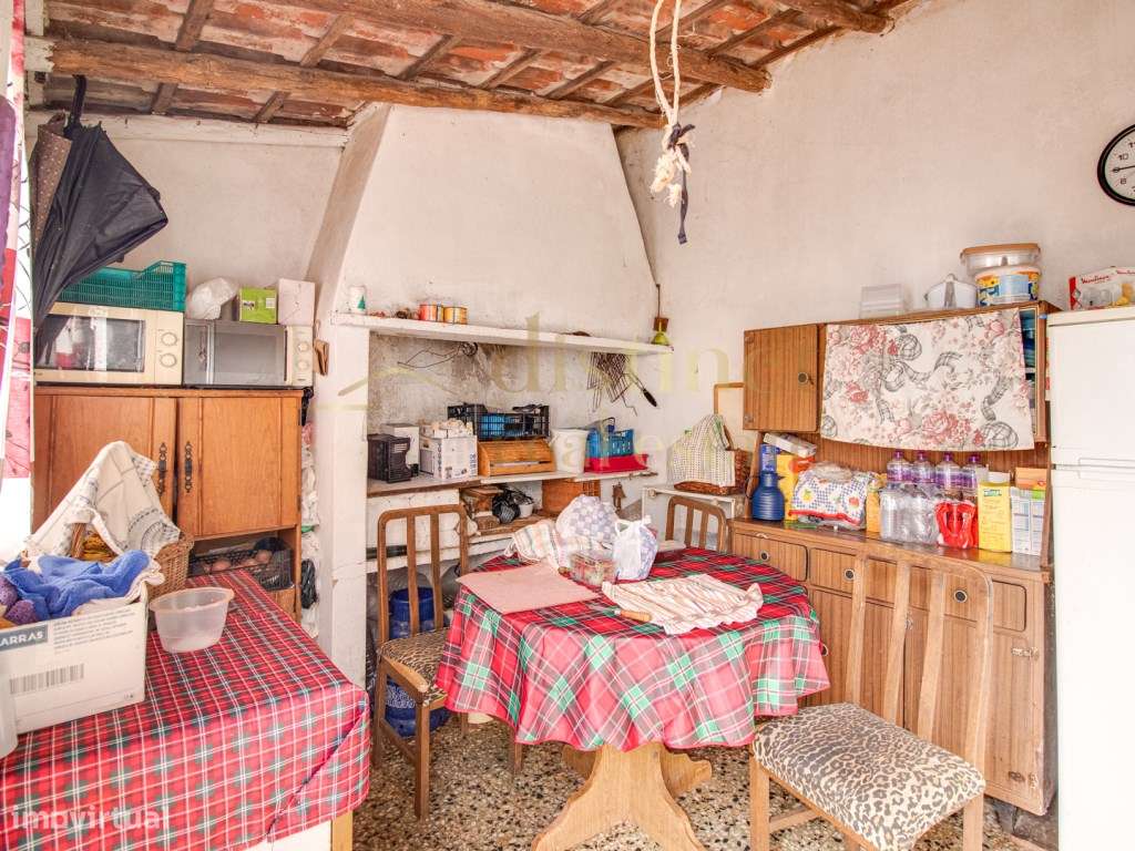 Casa de campo térrea com a necessidade de algumas obras num terreno...-23