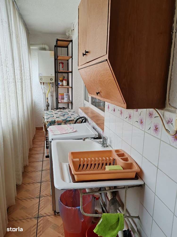 Vând apartament cu 3 camere et 3 din 4-5
