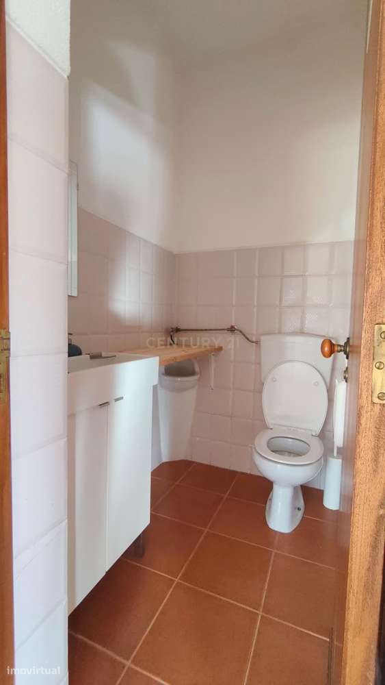 Loja com duas montras, no Centro Fernão Ferro - Grande imagem: 5/12