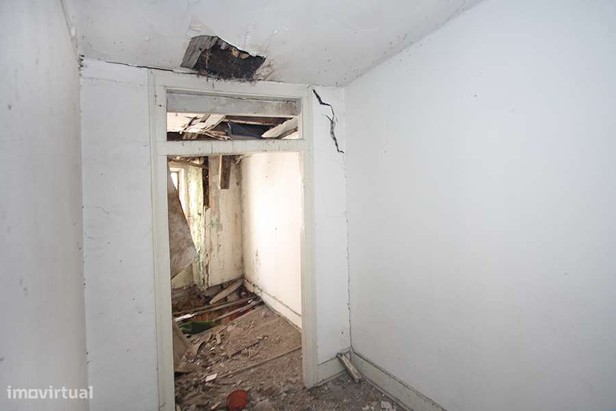 Prédio para recuperar, 3 pisos, cave e pequeno logradouro, C da Rainha-11