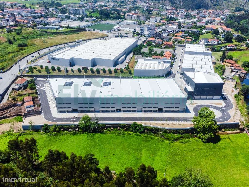 Pavilhão em fase final de construção na Zona Industrial em S. Marti... - Grande imagem: 5/43
