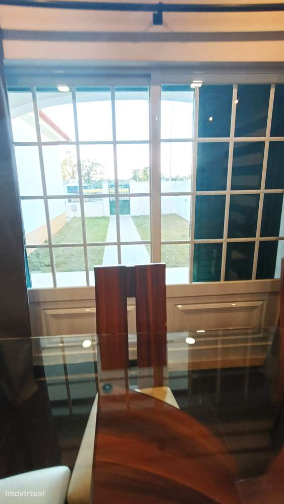 Moradia T3 em banda | 2 pisos e quintal, estimada | área  de 214m2 - Grande imagem: 4/46