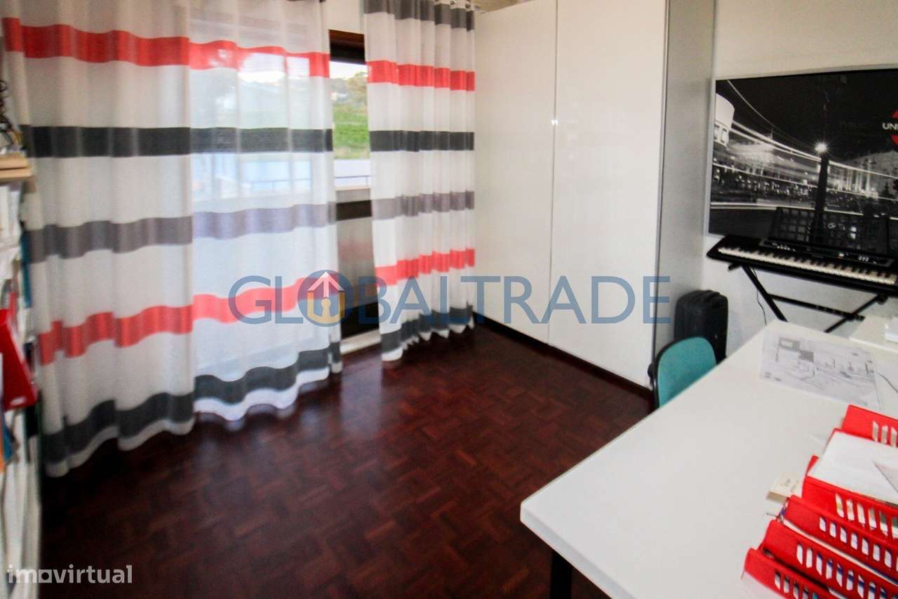 Moradia T4 com terraço e jardim em Alfena-30