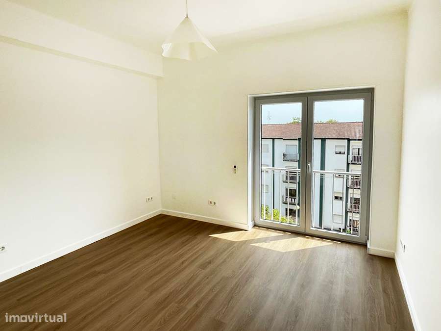 Apartamento T2, totalmente remodelado com qualidade, centro C. Rainha-10