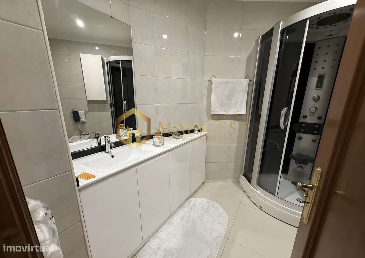 Apartamento T2 Renovado na Madalena com Garagem e Arrumos-17