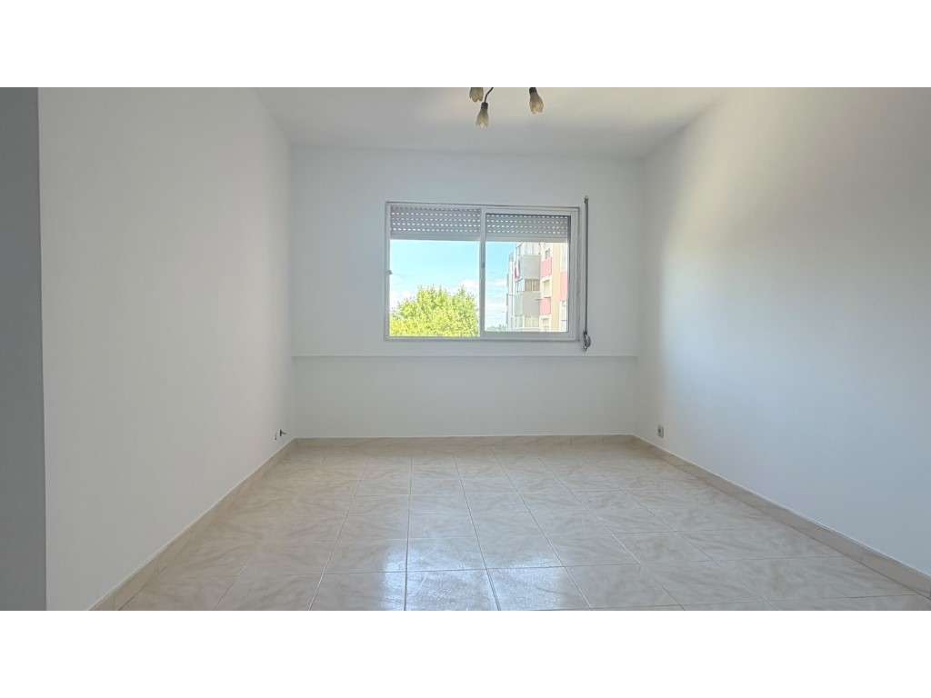 Apartamento T2 - Santo António da Charneca-0