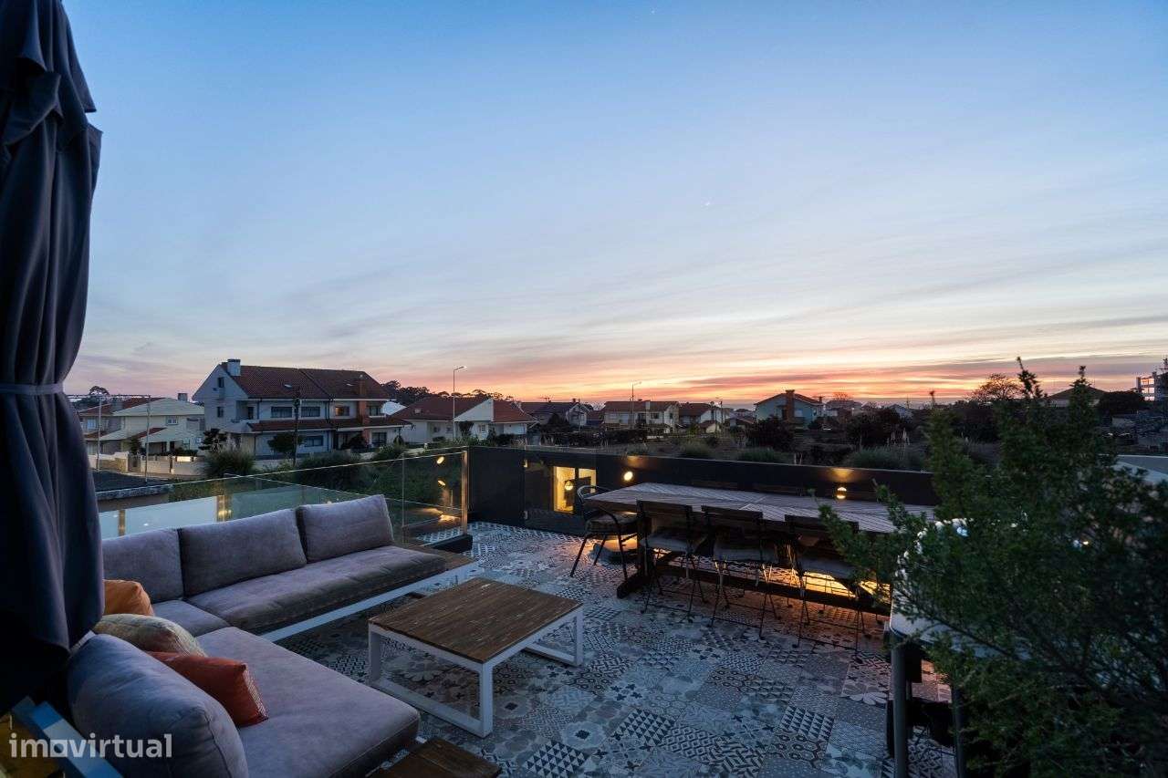 Moradia V3+1 totalmente renovada com vista mar-4