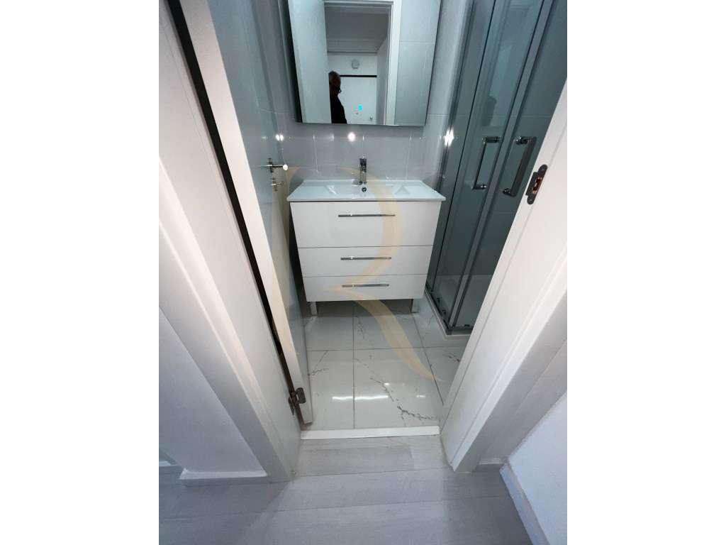 Apartamento T2 totalmente remodelado com garagem na Torre da Marinha-8