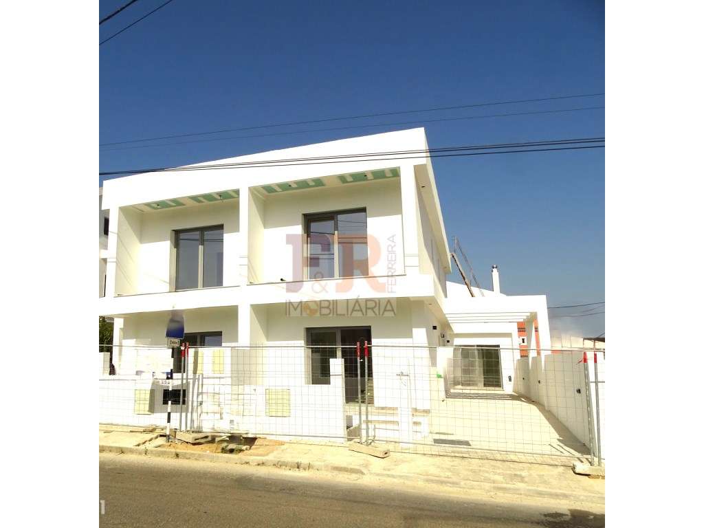 Geminada Duplex T2+1 com Pérgula Fernão Ferro-9