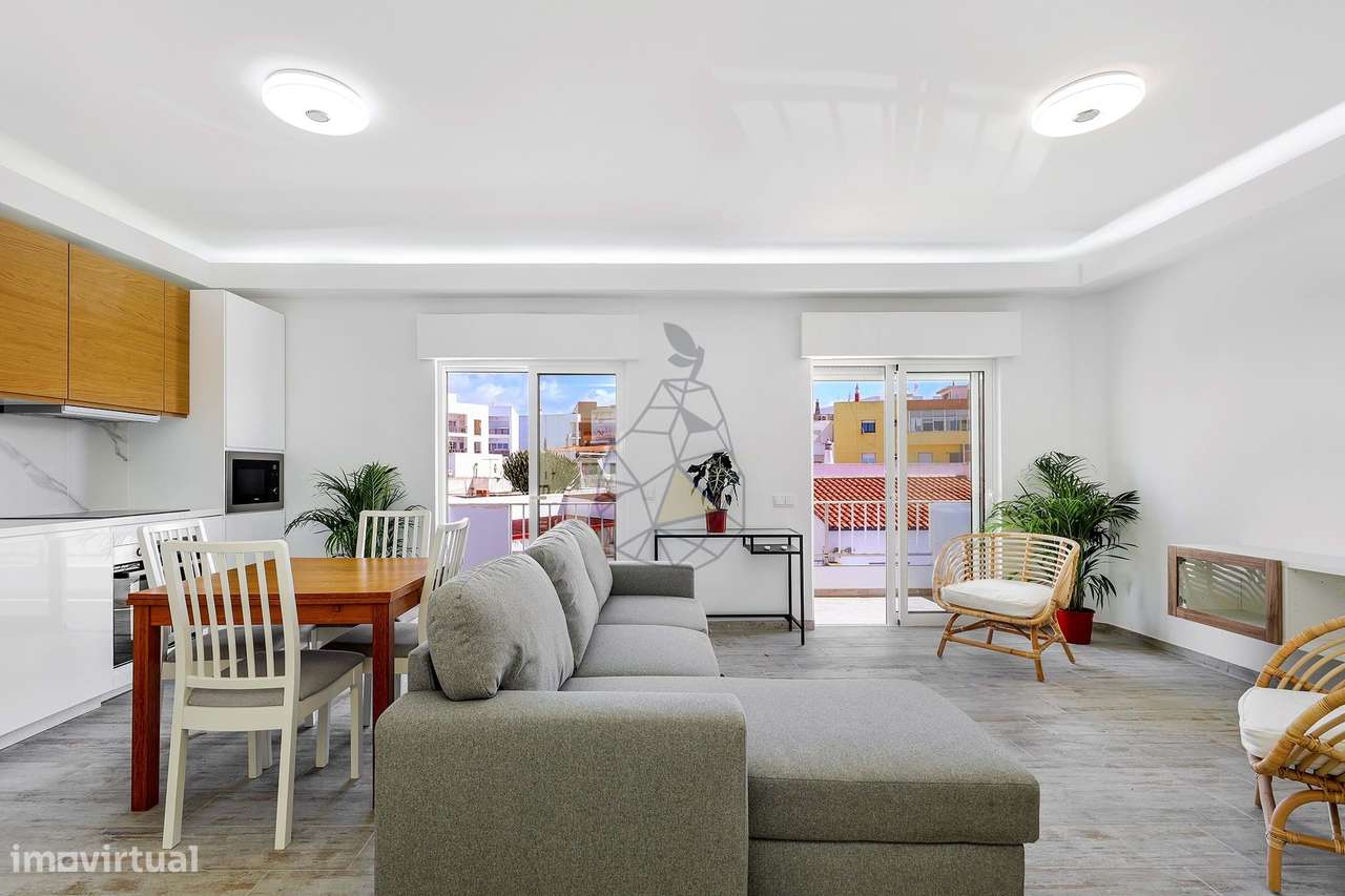 Apartamento Renovado com 2 Suites e Varandas, no Centro de Quarteira - Grande imagem: 2/36