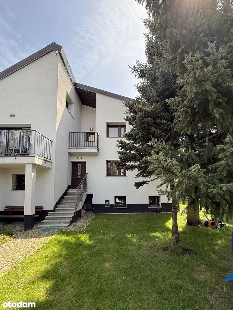 Dom wolnostojący z piękna działką we wsi Jabłów-2