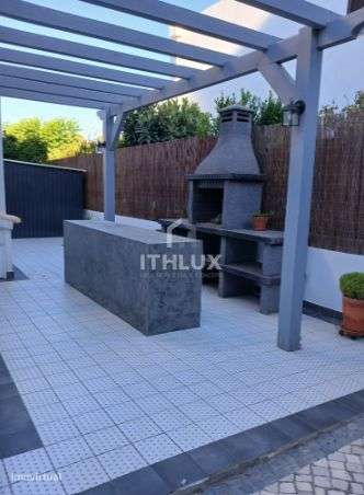 Villa de luxo impecavelmente apresentada com piscina e jardins em Tavi-15