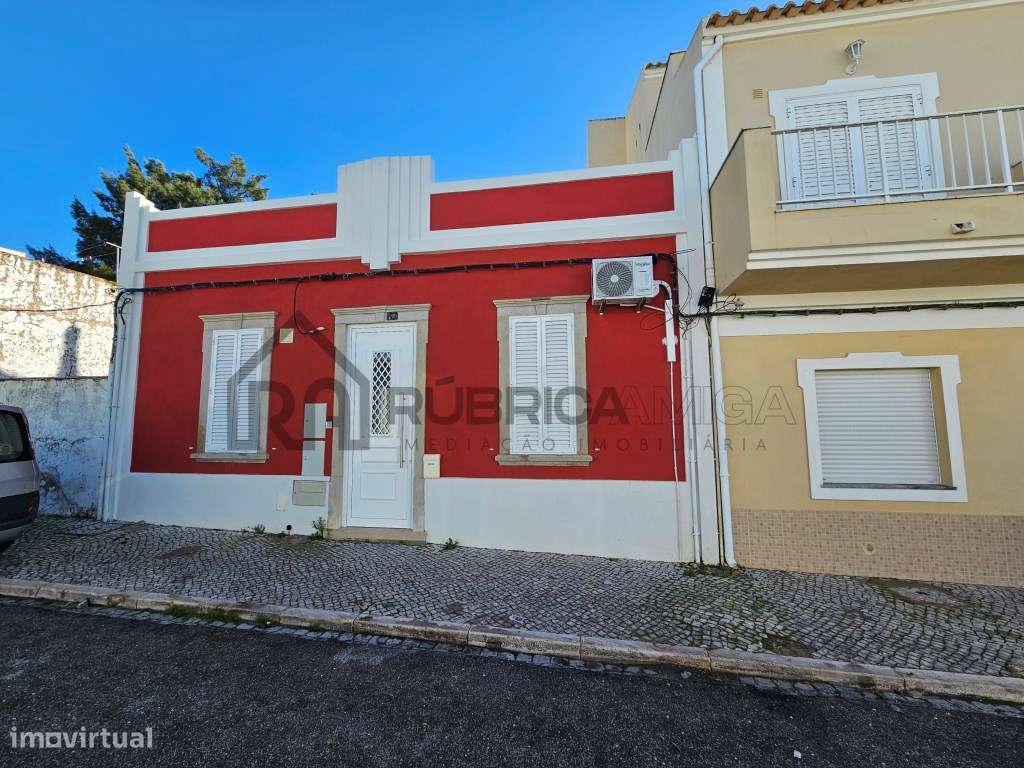 Moradia V2 em Loulé renovada com terraço e logradouro-23