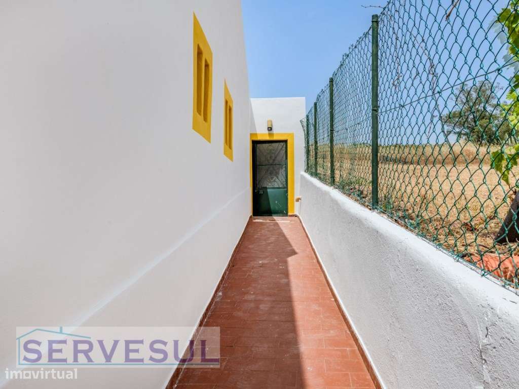 Charmosa moradia de 2 quartos de 121 m², inserida num terreno com 2...-32