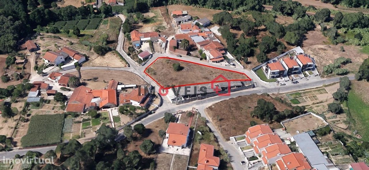 Lote para construção de 4 moradias individuais.