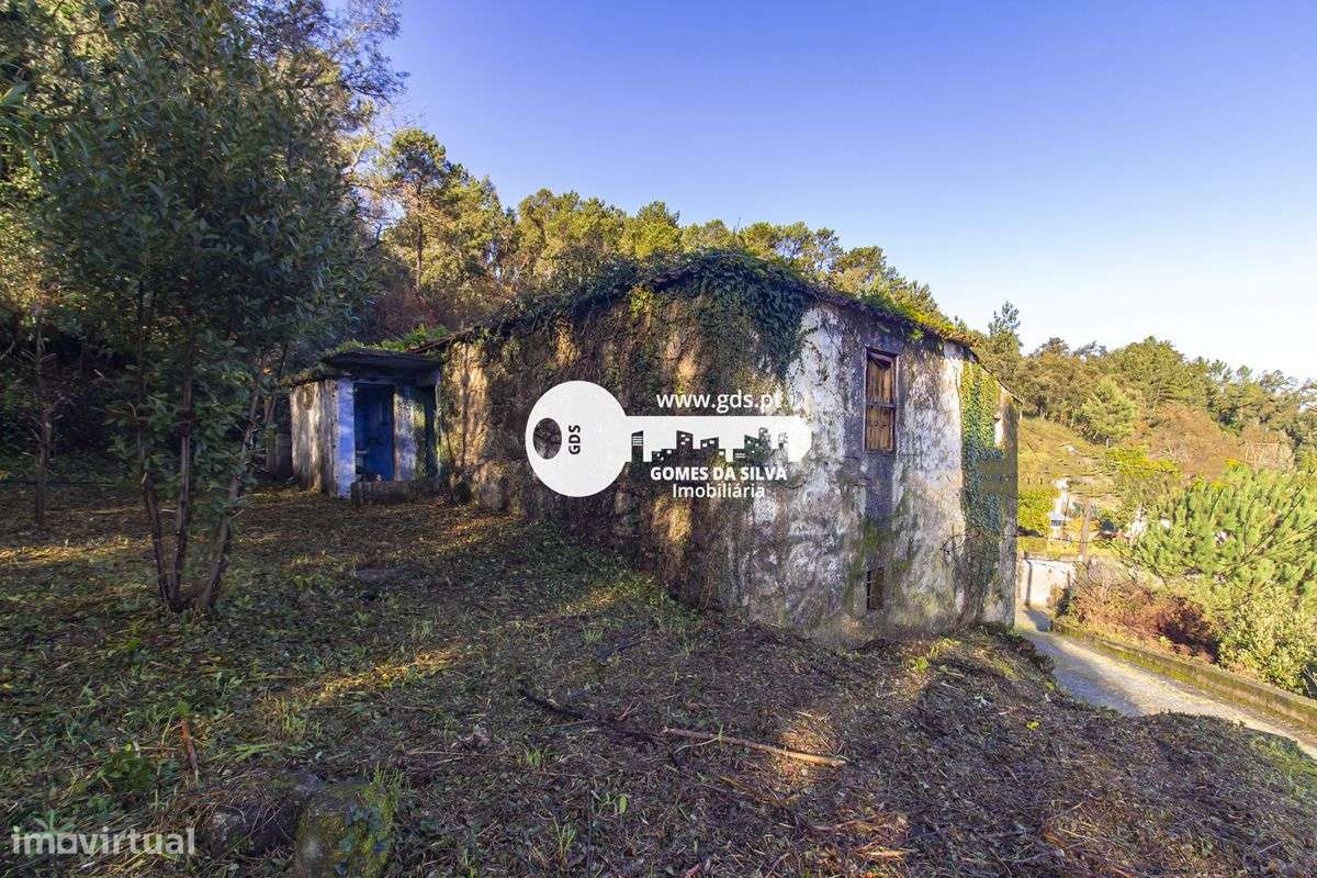 Duas moradias para recuperar com terreno de 1240m2 - Grande imagem: 3/21