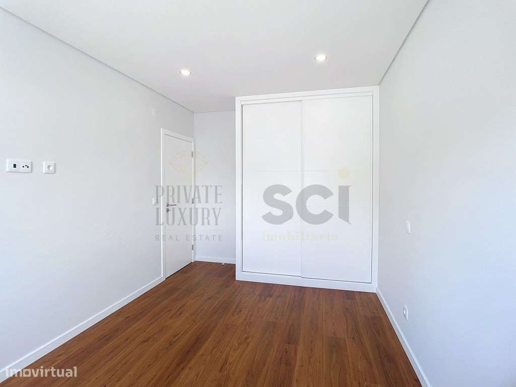 Moradia T4 Térrea Isolada em Azeitão com Piscina e Garagem-12