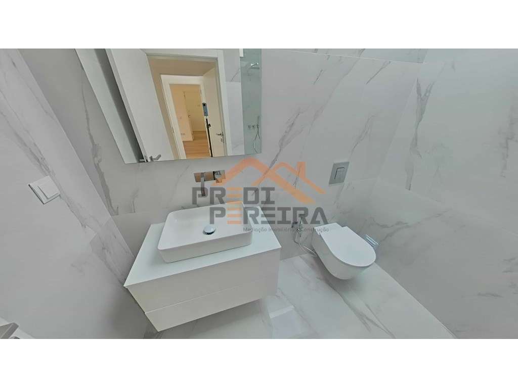 Moradia T4 em condomínio privado com piscina, no Fanqueiro em Loures-24