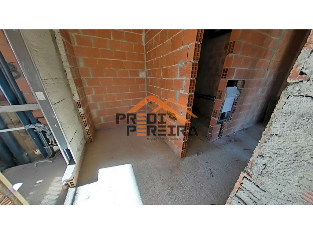 *NOVA CONSTRUÇÃO*
T3 situado em condomínio fechado, com varanda de...-29