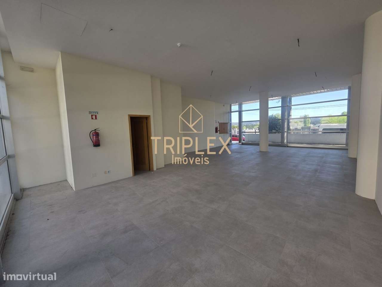 Estabelecimento comercial à "Quinta da Gruta" - Grande imagem: 4/11