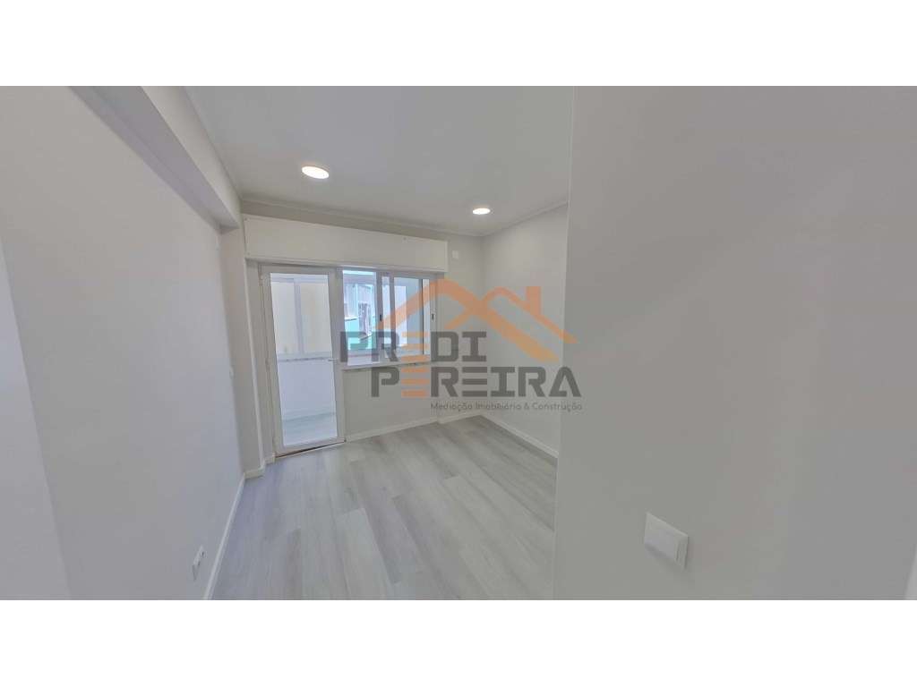 Situado no centro da Amadora. T1 com varanda, remodelado.-20