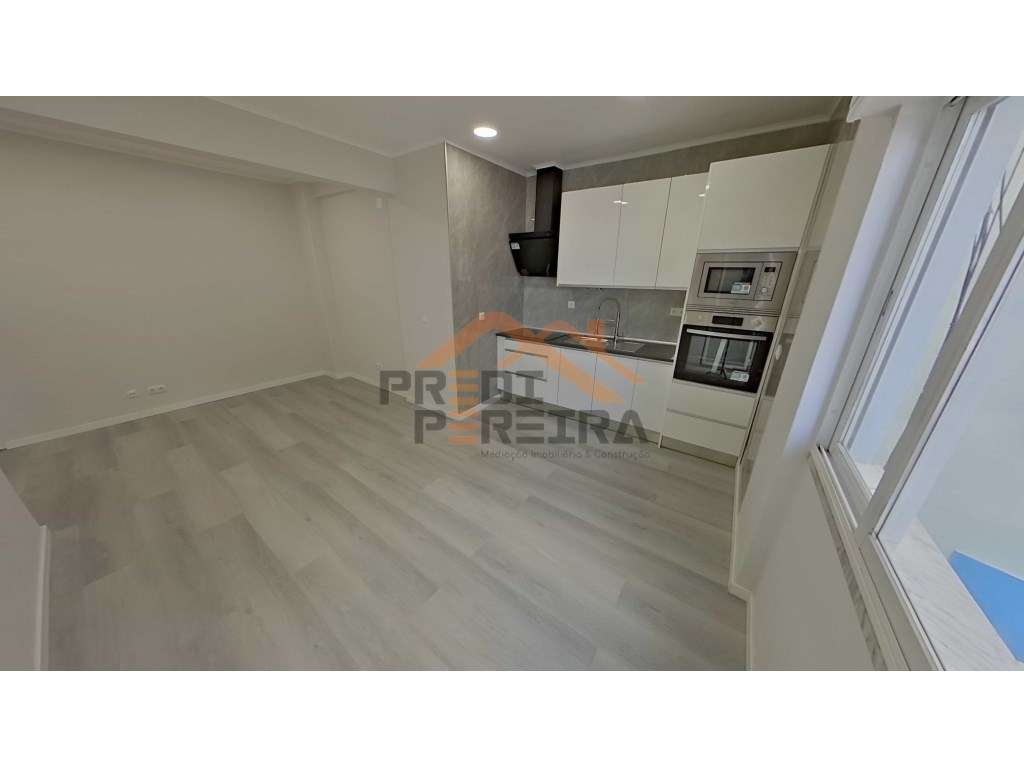 Situado no centro da Amadora. T1 com varanda, remodelado.-6