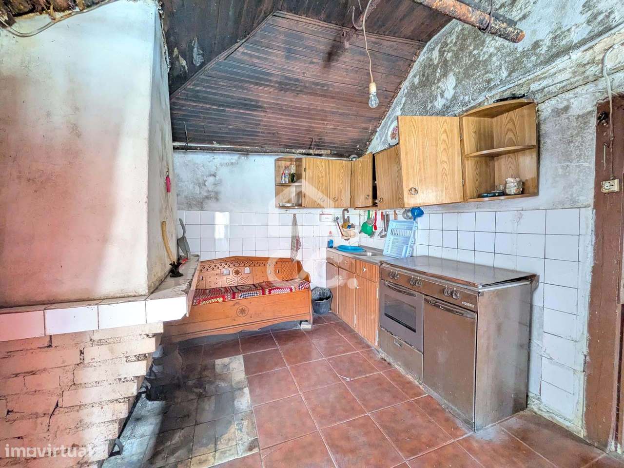 Oportunidade Única: Moradia para Restauro com Grande Potencial-19