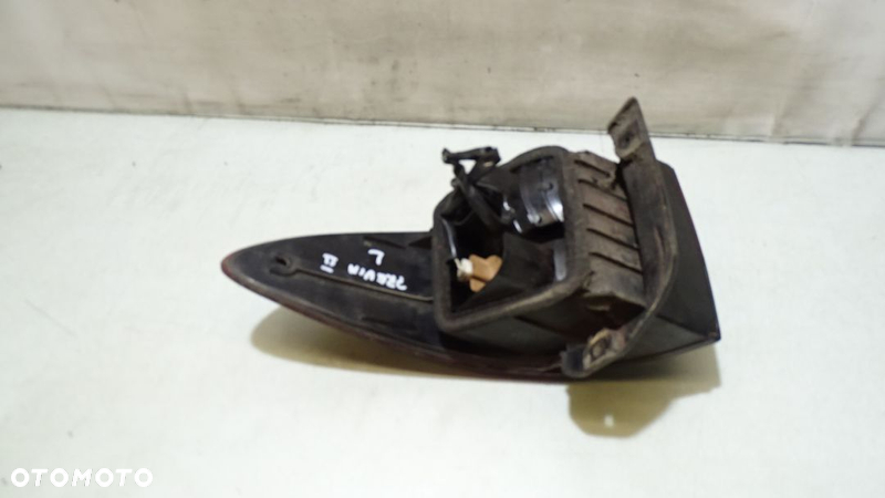 LAMPA LEWA TYLNA TOYOTA PREVIA II - 2