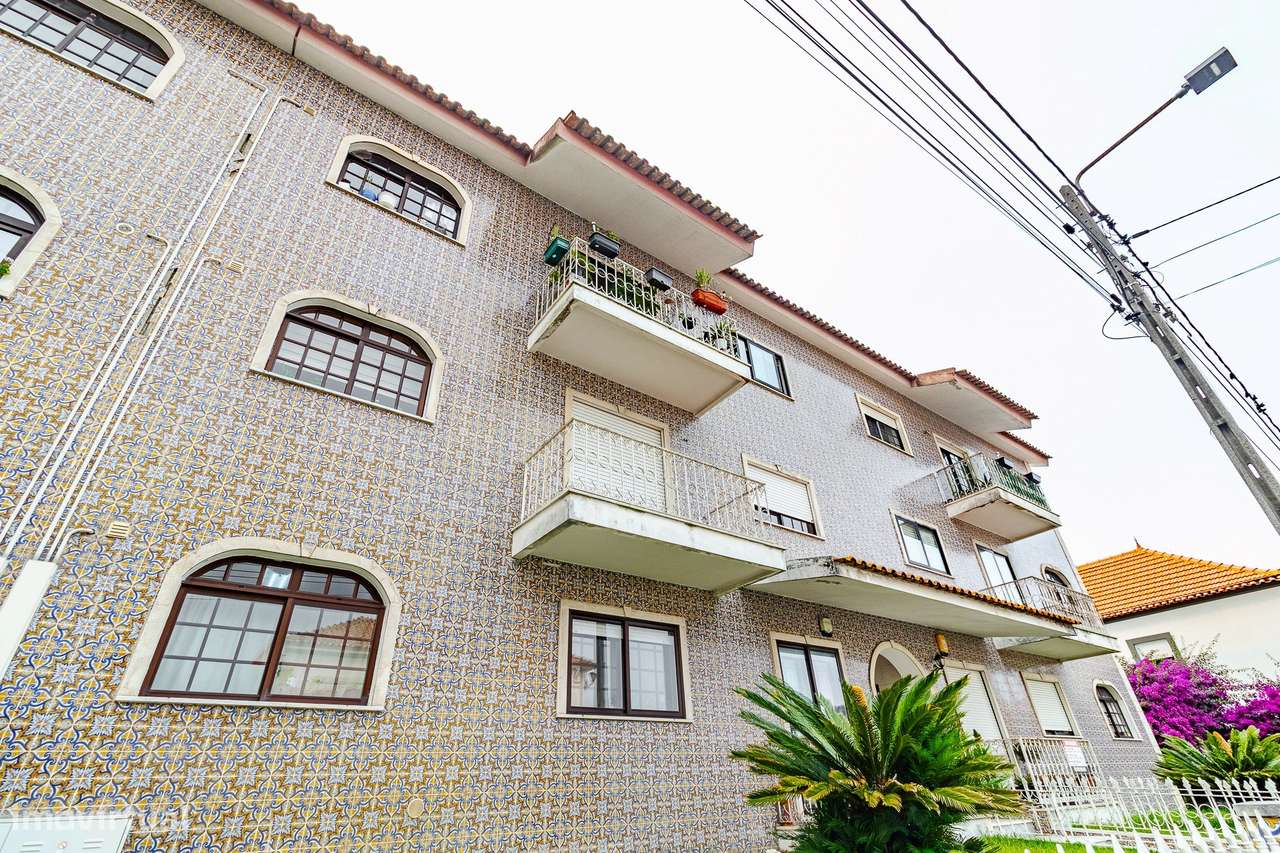 T3 de Excelência com T0 Independente, Garagem Fechada e 3 Lugares de E-50