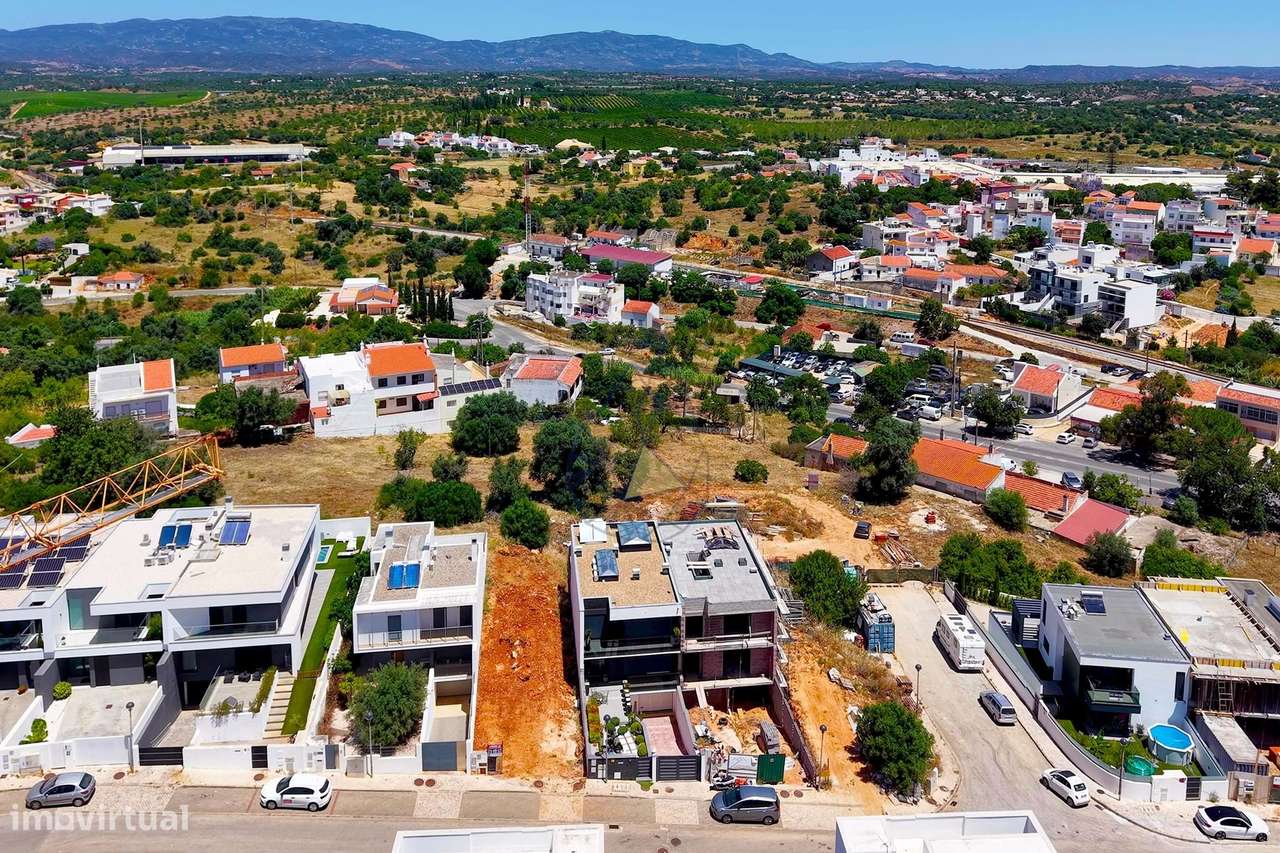 Linda moradia em banda em construção para venda na área de Sesmarias,-12