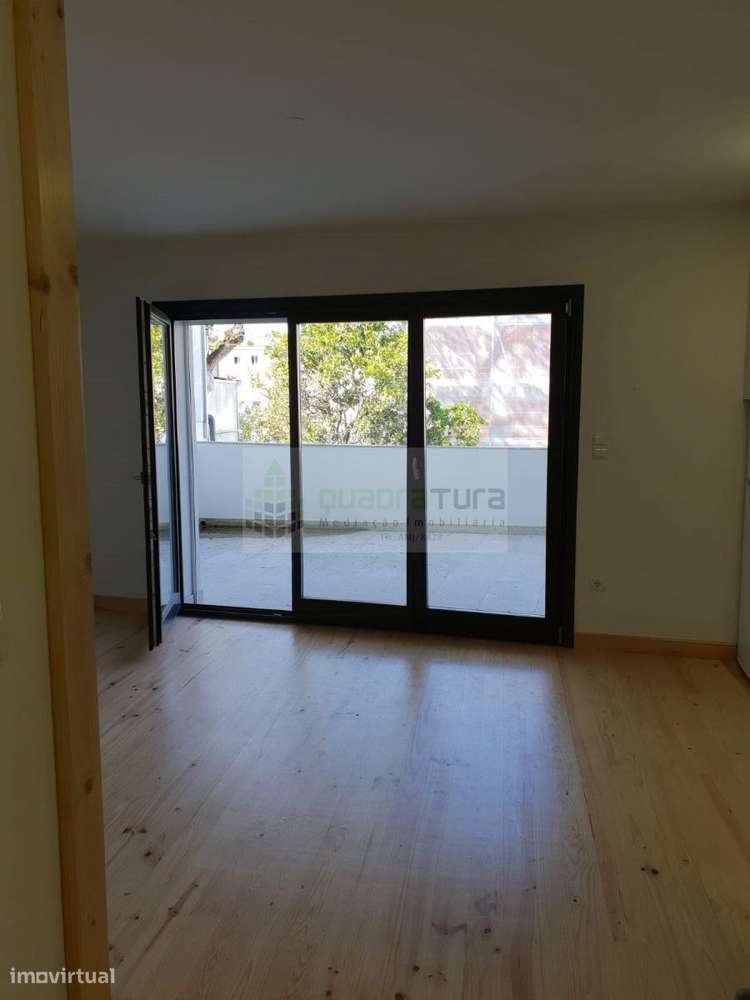 Apartamento T0 Espaçoso e C/ Terraço 24m2 | S. Dinis - Grande imagem: 4/13