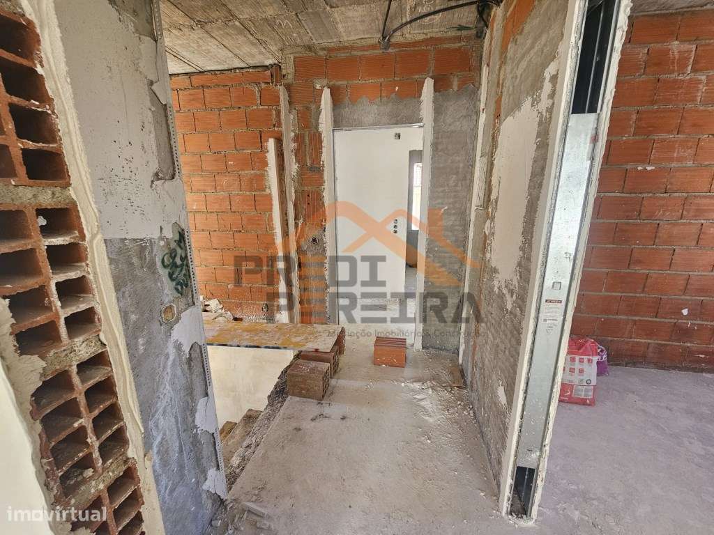 Moradia T4 em fase de construção, situada no Bairro Casal São Sebas...-7