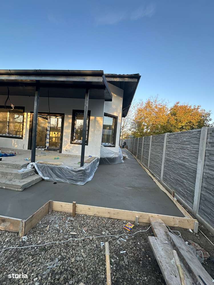 FARA COMISIOANE in Gulia la drum asfaltat casa 4 camere 2 bai P+M-4