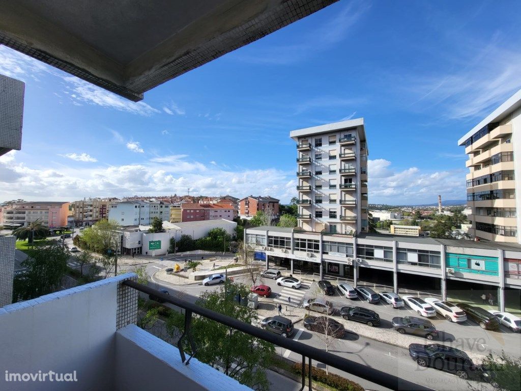 Apartamento T2 com aparcamento - Aven...