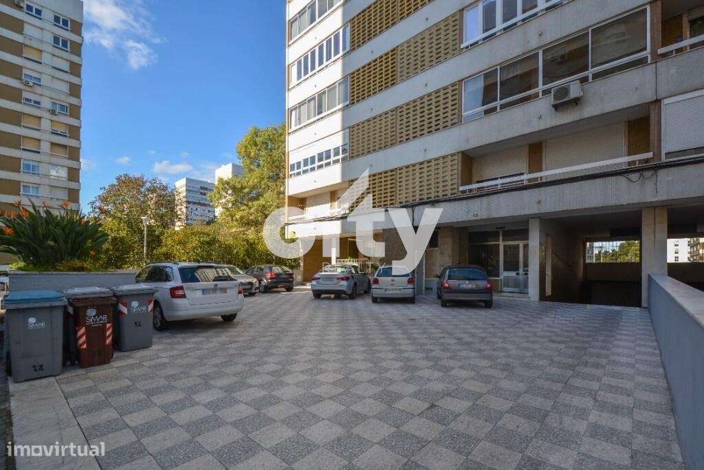 Apartamento T3 para remodelar situado na prestigiada Urbanização da Po-3