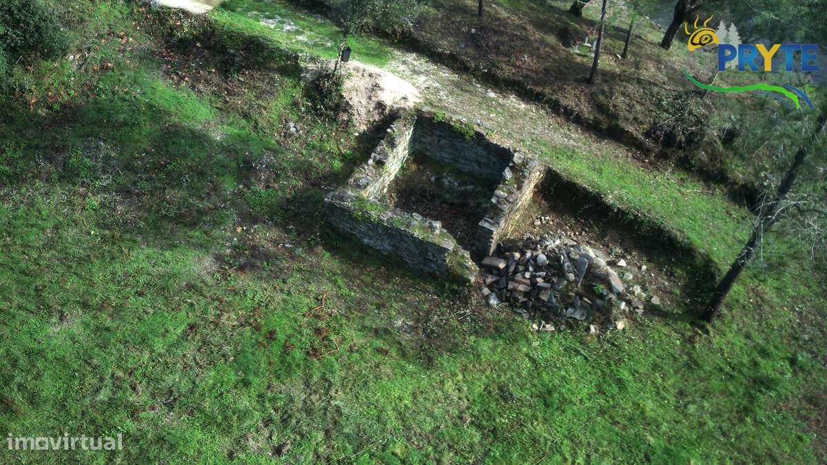 Ruína a confinar com Ribeira-9