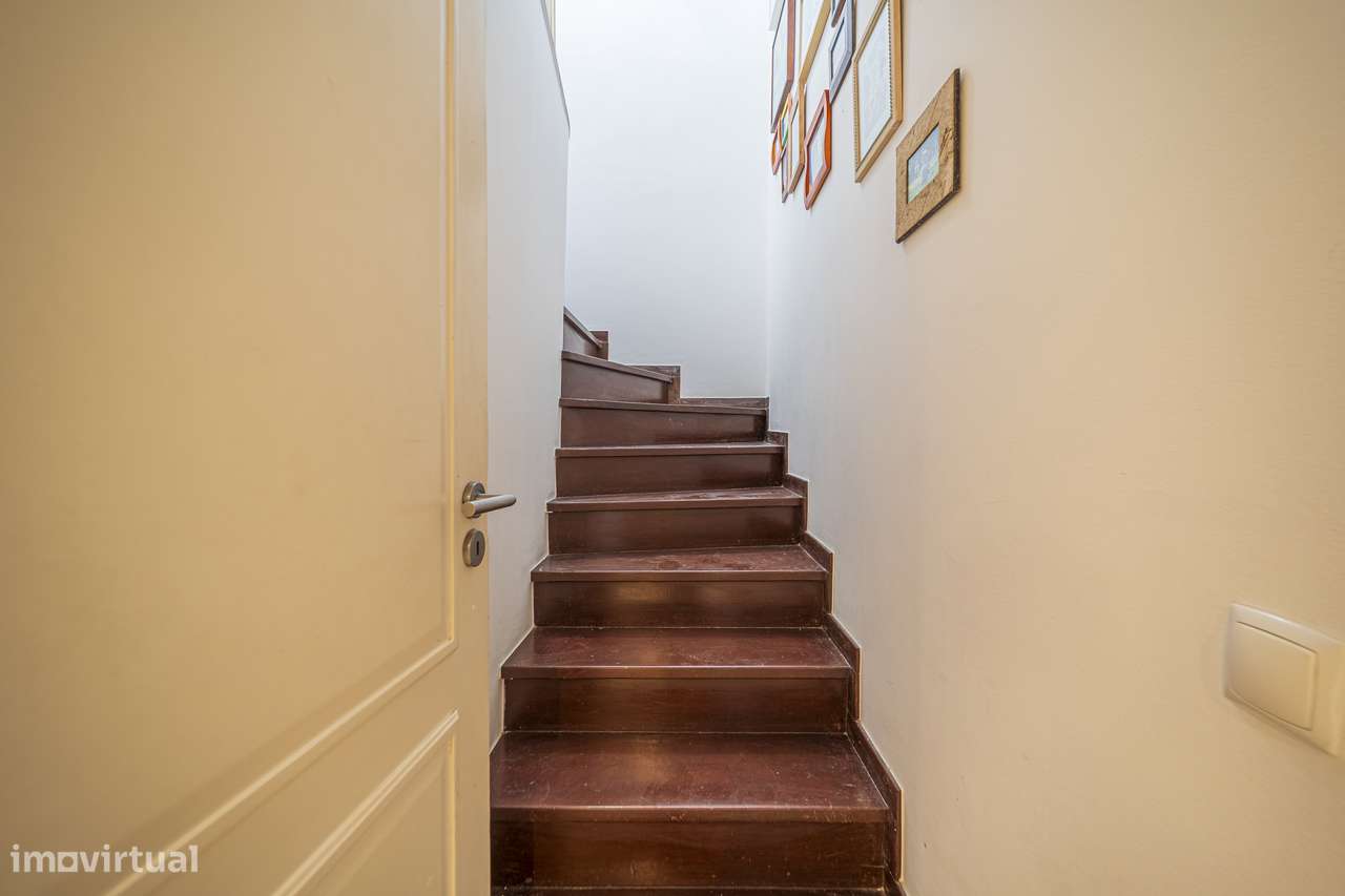 T3 Duplex-Alfragide - Lareira, 3 Casas de Banho, Dispensa e Lavandaria-24