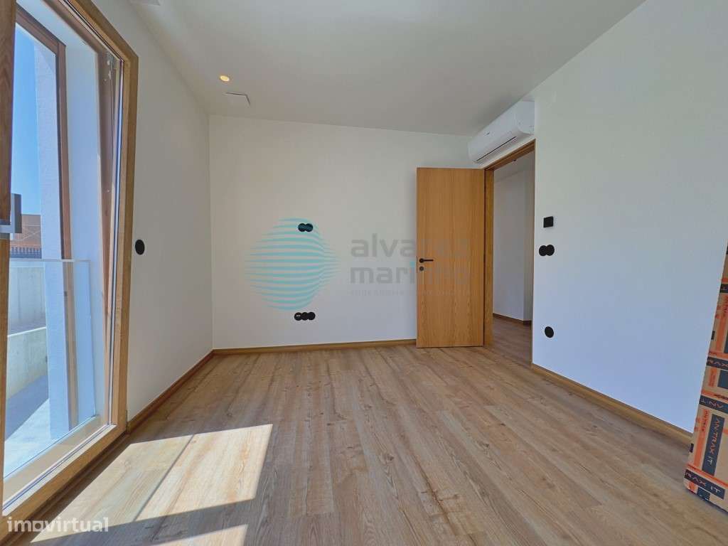 Moradia T4 Independente de Design Contemporâneo com Piscina e Garagem-9