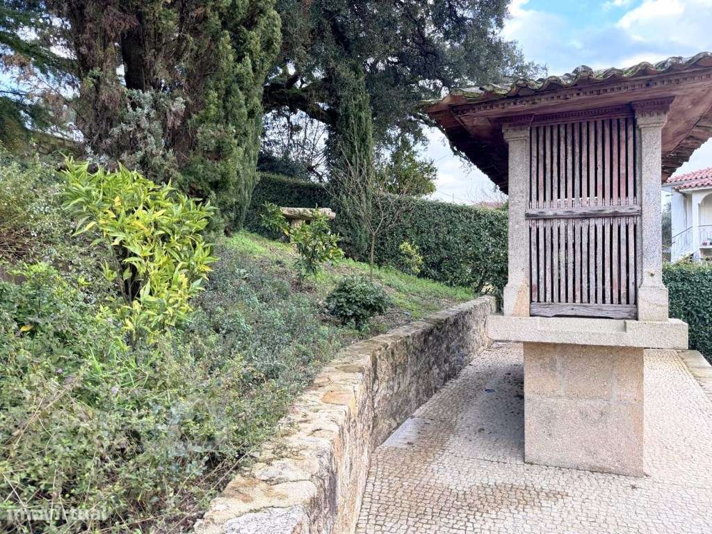 Moradia T4 em pedra, com piscina em Airó - Barcelos-40