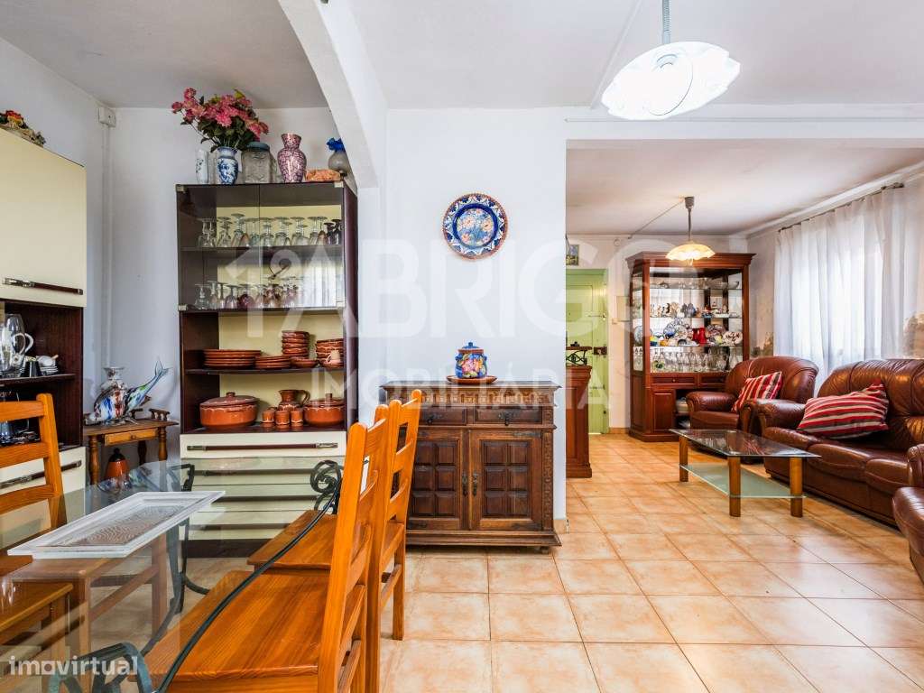 Moradia T3 Central, Oportunidade de Reabilitação (Para venda ao abr...-10