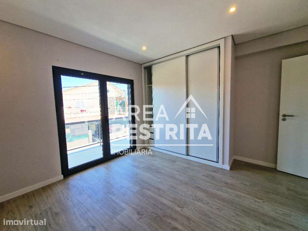 MORADIA T3 GEMINADA COM GARAGEM E TERRAÇO SUPERIOR NA QUINTA DO CONDE-15