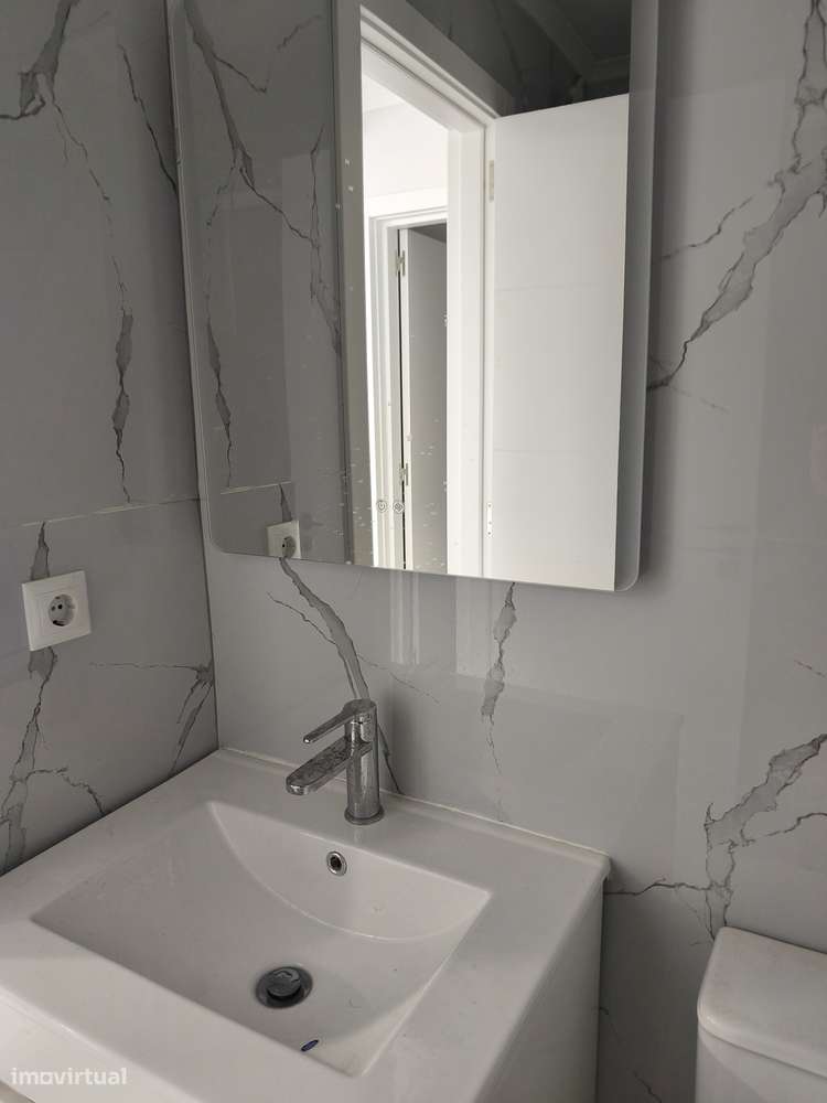 T2 Em Benfica, Totalmente Remodelado, Como Novo, Cozinha Equipada-12